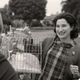 Agatha (Kathryn Hahn) con Señor Scratchy (Señor Scratchy). Mephisto no cabía en la foto.